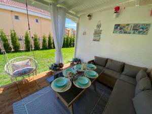 a living room with a couch and a table at Casa 18 in Sveti Vlas