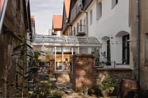 an internal courtyard of a house with a brick wall at Vlaštovčí dům in Nové Město nad Metují