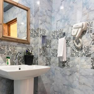 a bathroom with a sink and a mirror at Getaway Stays Manali in Manāli +42 photos
