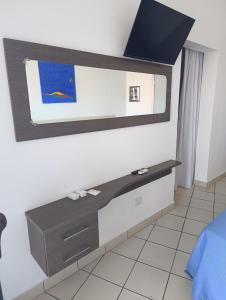 ein Zimmer mit einem Tisch an der Wand in der Unterkunft Tuareg Hotel in Campomarino + 150 Fotos