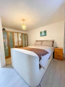 a bedroom with a large white bed in it at Charming 1-Bed on High St in Longwell Green