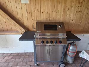 a stove with a box on top of it at Gästehaus Kathi Campingplatz Buschcamper in Gyenesdiás