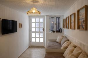 a living room with a couch and a tv at Kalelarga in Betina