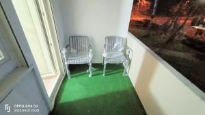 two chairs in a room with a green floor at Neu-Isenburg in Neu Isenburg