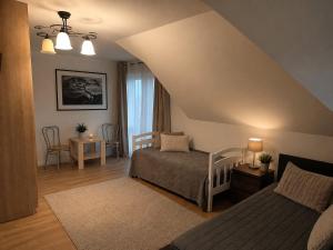 a bedroom with a bed and a table with a chair at Wynajem pokój kinga Kujawska in Sztutowo