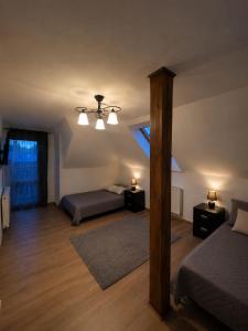 a bedroom with two beds and a ceiling at Wynajem pokój kinga Kujawska in Sztutowo