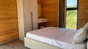 a bedroom with a bed and a window at IL Paradiso in Kavajë