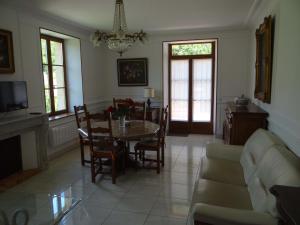 a living room with a table and a couch at Domaine de La Bessade in Le Bugue