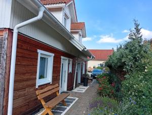 a bench on the side of a house at Ferienhaus Mina im Harz in Stapelburg