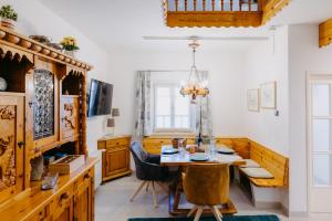 a dining room with a table and chairs at Ferienwohnungen Proschahaus in Eisenberg an der Pinka