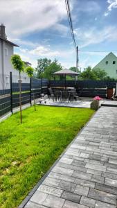 a garden with a patio with a table and chairs at Damianówka in Paczkówek