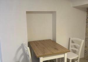 ein Holztisch und Stühle in einem Zimmer in der Unterkunft Agenzia Arcipelago Gary 2 in Ponza