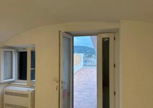 ein Zimmer mit offener Tür zum Balkon in der Unterkunft Agenzia Arcipelago Gary 2 in Ponza