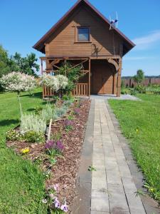 a garden in front of a house with a building at Przytulisko in Smołdzino