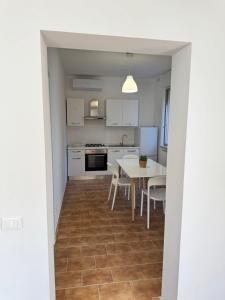 a kitchen and dining room with a table and chairs at La casetta sul mare in Ortona
