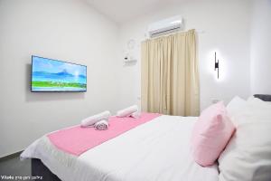 a bedroom with a bed with a tv on the wall at וילה מושלמת עם בריכה מפנקת וממ"ד בשכונת טבריה המושבה בעיר טבריה in Tiberias