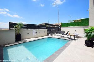 a swimming pool on the roof of a building at וילה מושלמת עם בריכה מפנקת וממ"ד בשכונת טבריה המושבה בעיר טבריה in Tiberias