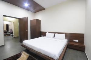 Postel nebo postele na pokoji v ubytování Vishal Lords Inn Gir Forest