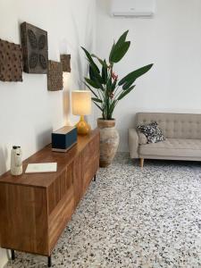 a living room with a coffee table and a couch at Casa Fioraliso in Noto
