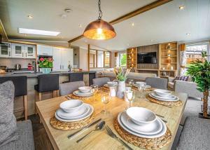 a dining room and kitchen with a wooden table and chairs at Beautiful Home In Bala, Gwynedd W in Bala