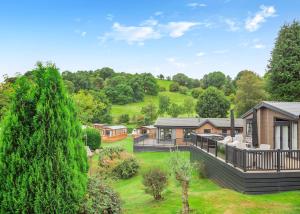 an aerial view of a house with a yard at Beautiful Home In Bala, Gwynedd W in Bala