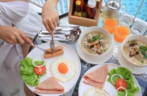 a table topped with plates of food and bowls of food at Sea Suphan Villa in Ban Hua Phrong +6 photos