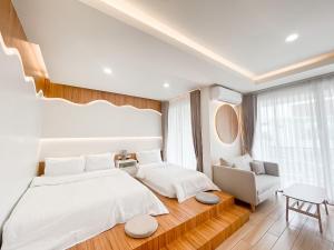 a bedroom with two beds and a couch at Sea Suphan Villa in Ban Hua Phrong