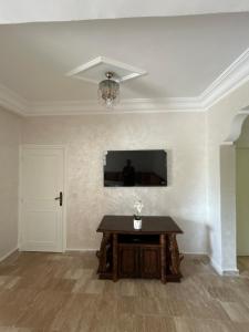 a white room with a table and a ceiling at Piscine, plage et relaxation in Pont Blondin