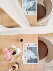 a table with magazines and flowers on the floor at Studio Bachgeflüster in Schattendorf +9 photos