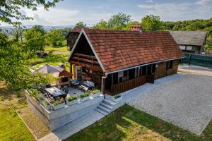 Draufsicht auf ein Haus mit Dach in der Unterkunft Aurora Silvae in Ozalj
