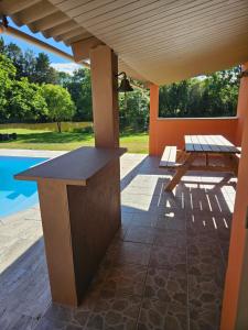 une terrasse avec une table et une table de pique-nique dans l'établissement Menthe, à Challans