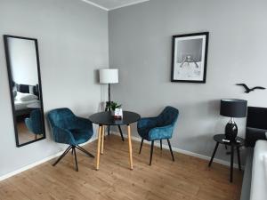 a room with a table and two chairs and a mirror at MüdeMöwe in Hamburg