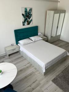Garsoniera Centru tesisinde bir odada yatak veya yataklar