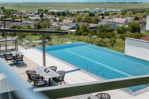 Swimmingpoolen hos eller tæt på Weingut & Gästehaus zum Seeblick - Familie Sattler