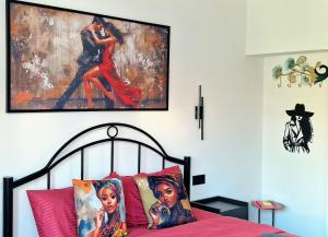 a bedroom with a bed with a painting on the wall at Apartman Vesna in Leskovac