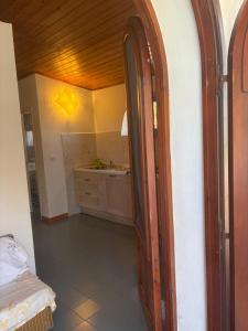 an arched doorway to a kitchen with a sink at Villetta Darsena con piscina gratuita dal 18 Luglio al 30 Agosto in Vulcano