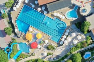 an overhead view of a pool at a resort at Miniapartment mit Bad und Kochnische in Dingolfing