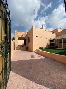 a building with a driveway in front of it at سديم الفجر للنزل السياحية بيوت عطلات وشاليهات - فئه اقتصادى in Taif