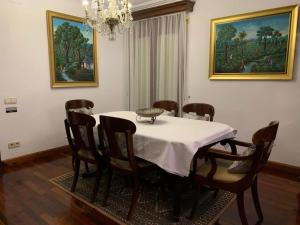 a dining room with a white table and chairs at Al Centre Del Port in Cambrils