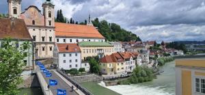 a view of a town with a river and buildings at Apartment Top 3 mit 4 Betten BESTROOMS eU in Steyr