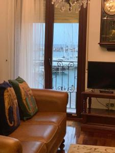 a living room with a couch and a view of a marina at Al Centre Del Port in Cambrils