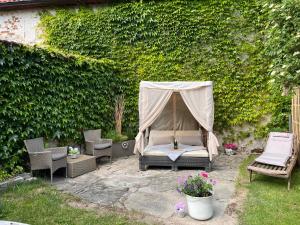 ein Garten mit Bett, Stühlen und einer Hecke in der Unterkunft Do roubenky in Kamenný Malíkov