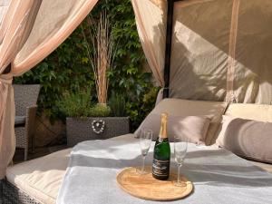 eine Flasche Champagner auf einem Tisch mit zwei Gläsern in der Unterkunft Do roubenky in Kamenný Malíkov