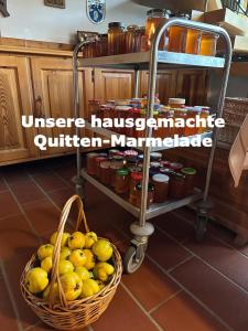 un cesto di limoni su uno scaffale in cucina di Hotel Krieger Regensburg a Pettendorf Altre 12 foto