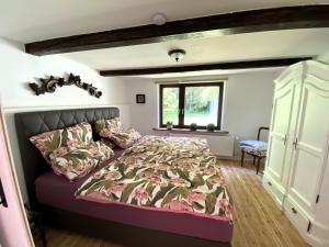 a bedroom with a bed and a window at Charmante Ferienwohnung unter Reet in Windbergen