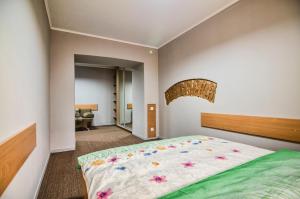 ein Schlafzimmer mit einem großen Bett mit Blumen darauf in der Unterkunft Apartment on Knyazya Leva 2 in Lwiw