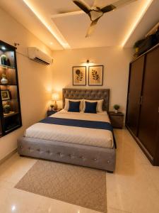 a bedroom with a large bed in a room at Amantra in Sohāna