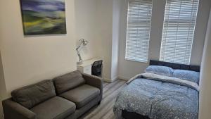 a living room with a couch and a bed at New Horizon Lodge in Leigh