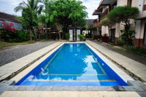 a swimming pool in the middle of a house at Melati Kuta Lombok in Kuta Lombok