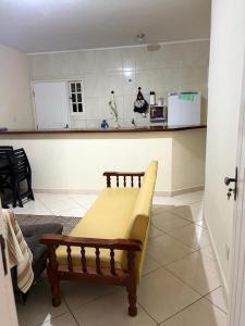 a kitchen with a bench in the middle of a room at Apartamento 2 quartos em Conservatória - até 9 pessoas! in Conservatória +10 photos